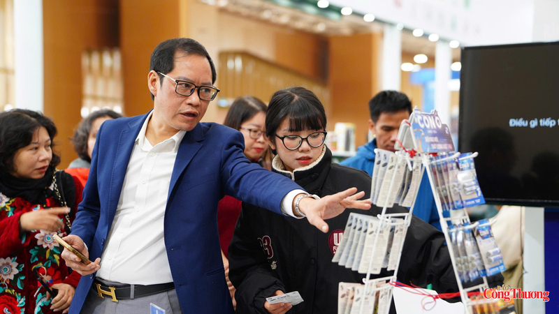 Không gian Hội chợ Mùa Xuân tạo điều kiện để đảng viên tiếp cận thực tiễn sản xuất, kinh doanh của doanh nghiệp.