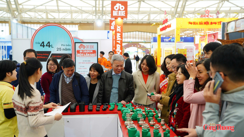 Khảo sát các gian hàng, nhiều đảng viên ghi nhận ý kiến doanh nghiệp, hình thành nên những góc nhìn thực tiễn cho công tác tuyên truyền.