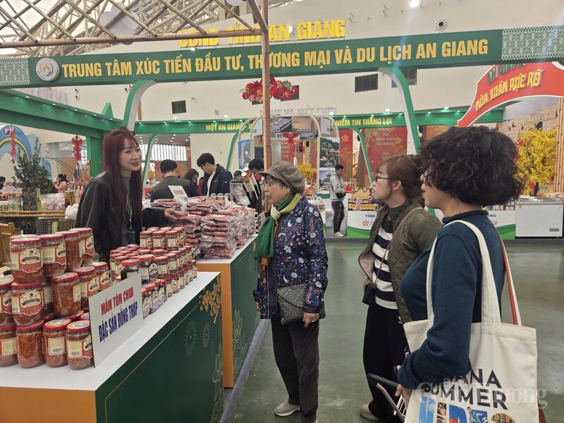 Các sản phẩm lạp xưởng và mắm Đồng Tháp của hộ kinh doanh Út Mơ được người tiêu dùng quan tâm, lựa chọn tại Hội chợ Mùa Xuân.