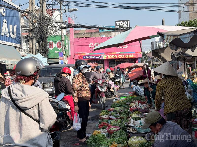 Người dân tranh thủ đi chợ sớm để lựa chọn thực phẩm tươi ngon cho mâm cúng, khiến các lối đi trong chợ luôn trong tình trạng đông đúc. Ảnh: Minh Anh.