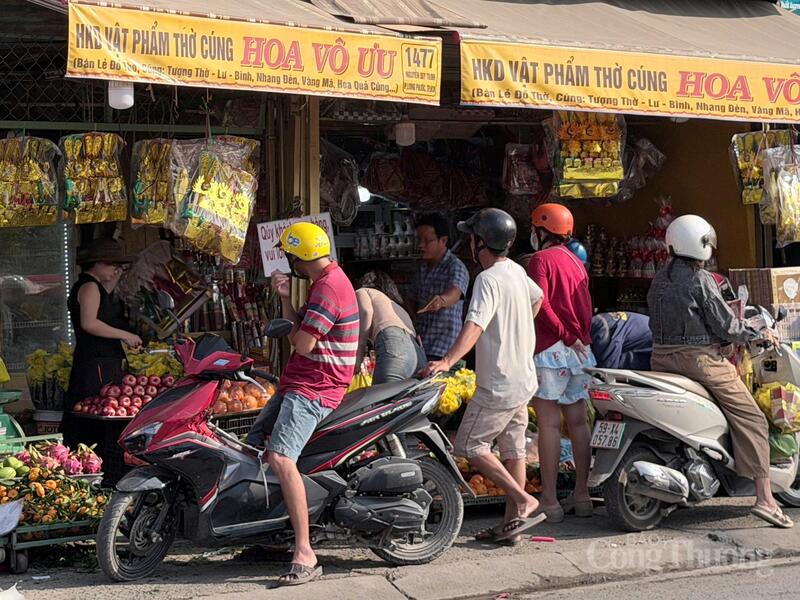 Không khí mua sắm nhộn nhịp tại khu vực phường Long Phước khi người dân tranh thủ đi chợ sớm trước giờ đi làm. Ảnh: Minh Anh.