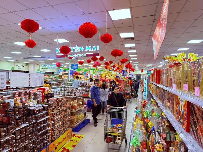 Các mặt hàng bánh kẹo, giỏ quà Tết được bày trí ở vị trí trung tâm để thu hút khách hàng. Ảnh: Thanh Minh.