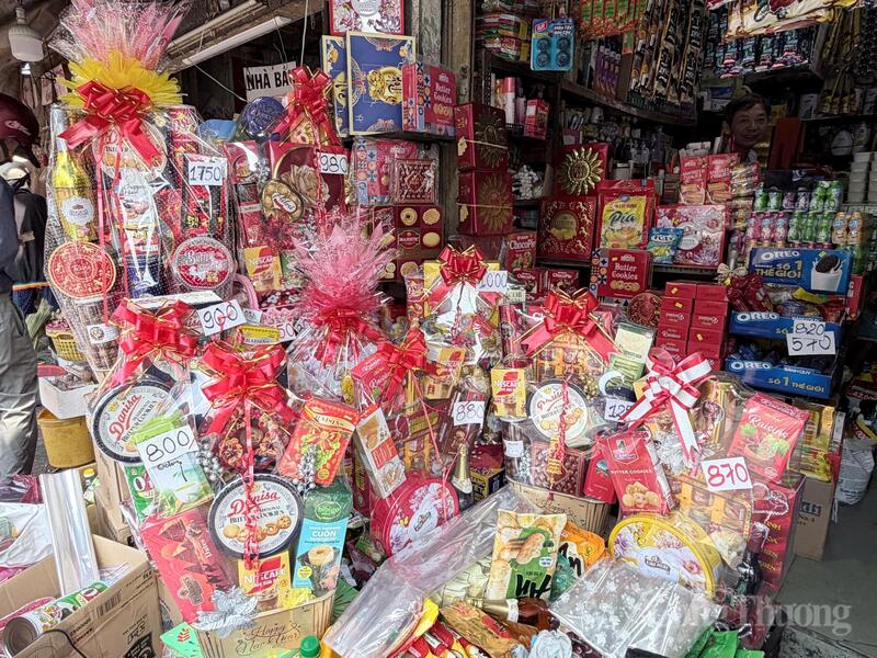 Ưu thế lớn nhất của chợ truyền thống là sự linh hoạt, khách hàng có thể yêu cầu tiểu thương phối giỏ quà theo nhu cầu sử dụng thực tế của người nhận. Ảnh: Minh Anh.