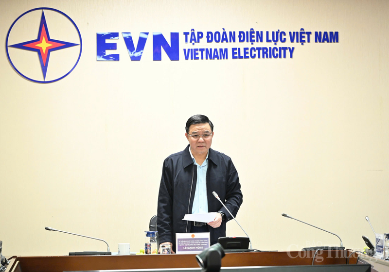 Quyền Bộ trưởng Bộ Công Thương Lê Mạnh Hùng làm việc với Công ty TNHH MTV Vận hành hệ thống điện và Thị trường điện quốc gia (NSMO) và Tập đoàn Điện lực Việt Nam (EVN).