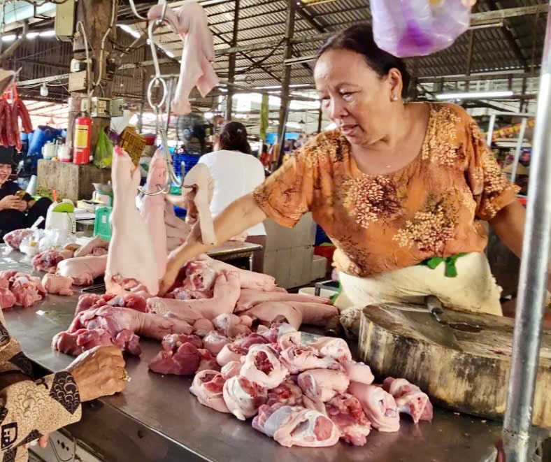 Tại các chợ truyền thống, lượng thịt heo, thịt gia cầm và trứng tiêu thụ mỗi ngày đều tăng.