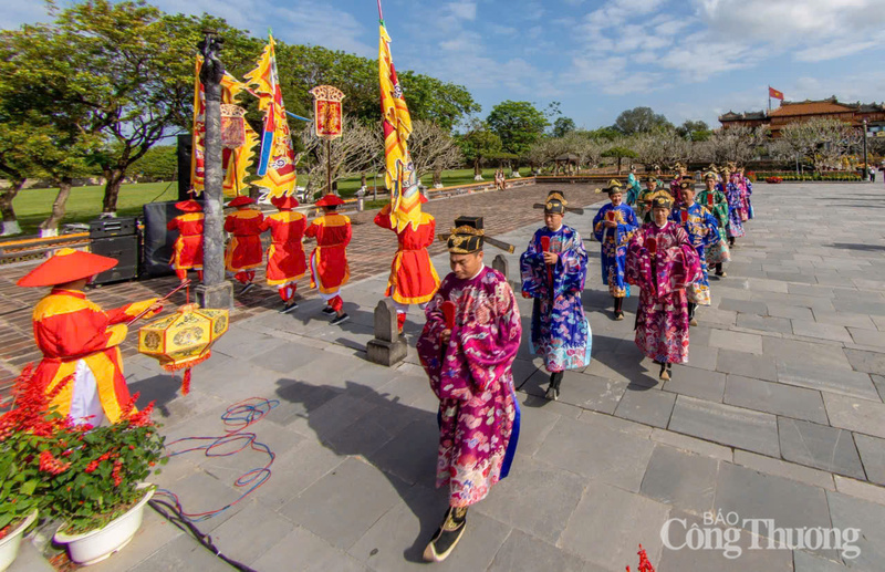 Khi thiết Đại triều, nhà vua ngự giá từ điện Cần Chánh, qua Đại Cung Môn và lên điện Thái Hòa để thân hành chứng lễ.