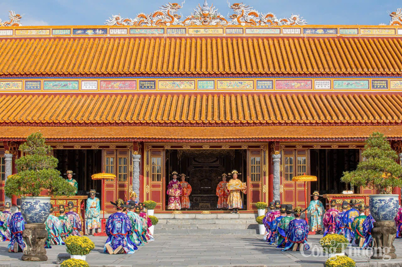 Sau nghi thức tuyên chỉ ban yến tiệc và thưởng xuân. Các yến tiệc do nhà vua ban được tổ chức tại điện Cần Chánh và các công trình phụ cận như Tả Vu, Hữu Vu, Tả Đãi Lậu Viện và Hữu Đãi Lậu Viện.