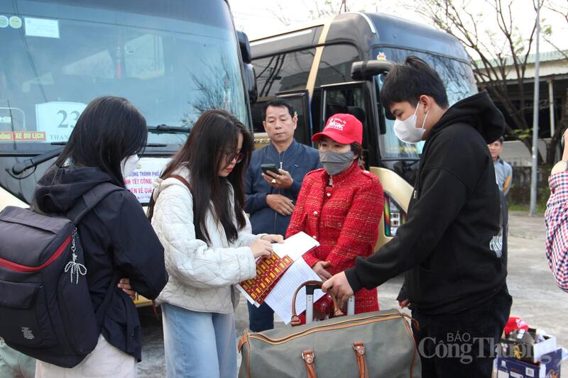 Ngay từ sớm, nhiều công nhân, người lao động đã có mặt tại điểm tập trung, háo hức lên xe về quê sum vầy cùng gia đình.