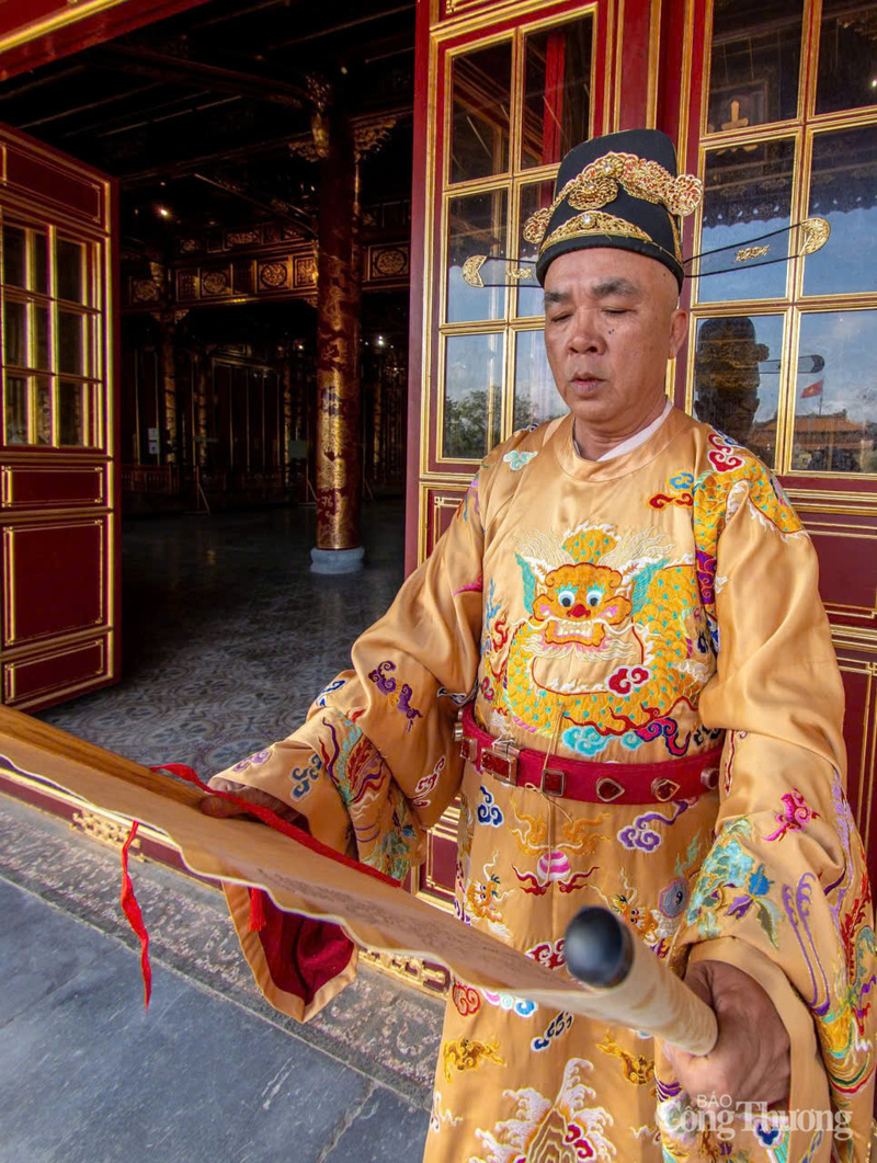 Triều đình tuyên đọc chỉ dụ ban ân của nhà vua với các nghi thức trang nghiêm.