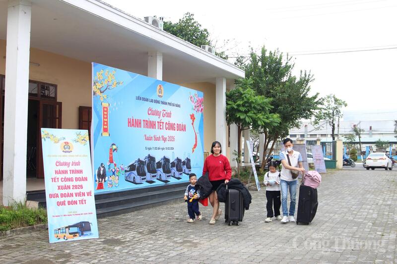 Năm nay, gia đình chị Nguyễn Thị Thùy (sinh năm 1986, tỉnh Quảng Trị) tiếp tục được về quê trên chuyến xe Công đoàn. “Mình về 2 vợ chồng với 2 con nhỏ. Đi xe bên ngoài cả đi về phải gần 2 triệu. Với công nhân lao động ngoại tỉnh còn ở trọ khó khăn như mình thì để ra được khoản tiền đó rất ý nghĩa”, chị Thùy nói.