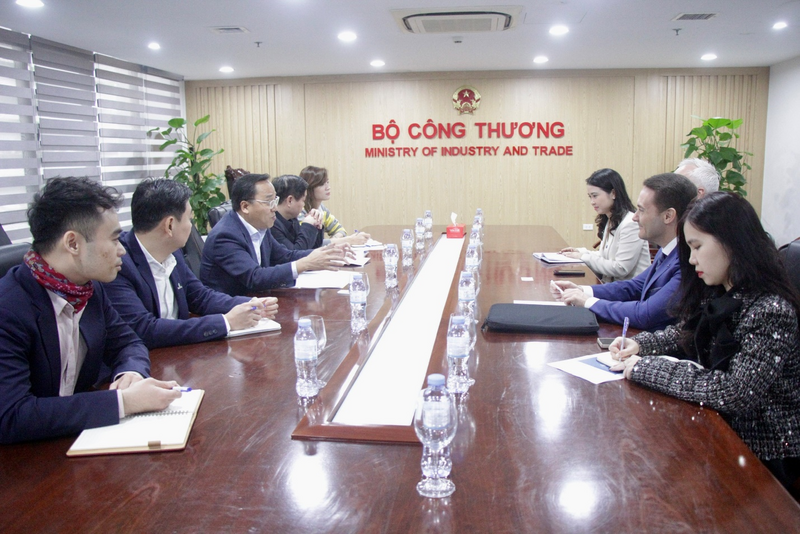 Thứ trưởng Nguyễn Hoàng Long làm việc với Tập đoàn CIP.