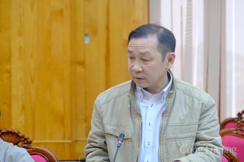 Ông Biện Tấn Tài, Phó Giám đốc Sở Công Thương tỉnh Lâm Đồng trình bày kịch bản tại buổi làm việc. Ảnh: Duy Tín