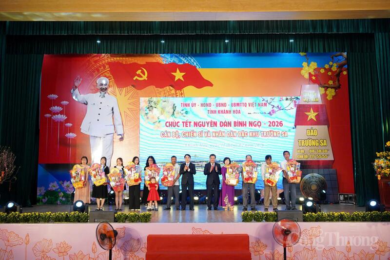 Bí thư Tỉnh ủy Khánh Hòa Nghiêm Xuân Thành và Chủ tịch UBND tỉnh Trần Phong tặng quà cho thân nhân cán bộ, chiến sĩ, công chức, viên chức và các hộ dân đang sinh sống tại Đặc khu Trường Sa. Ảnh: Lê Sơn