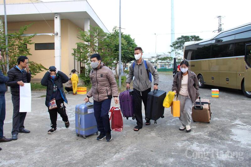 Năm nay, Liên đoàn Lao động TP. Đà Nẵng tổ chức 105 chuyến xe Công đoàn đưa gần 4.000 đoàn viên, công nhân người lao động ngoại tỉnh đang làm việc tại thành phố và người thân về quê đón Tết.