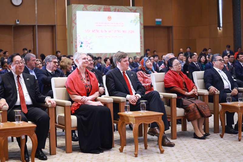 Bộ trưởng Åsmund Aukrust và Đại sứ Na Uy tại Việt Nam tham dự tiệc chiêu đãi Đoàn Ngoại giao do Thủ tướng Chính phủ Phạm Minh Chính chủ trì. Ảnh: Nhật Bắc