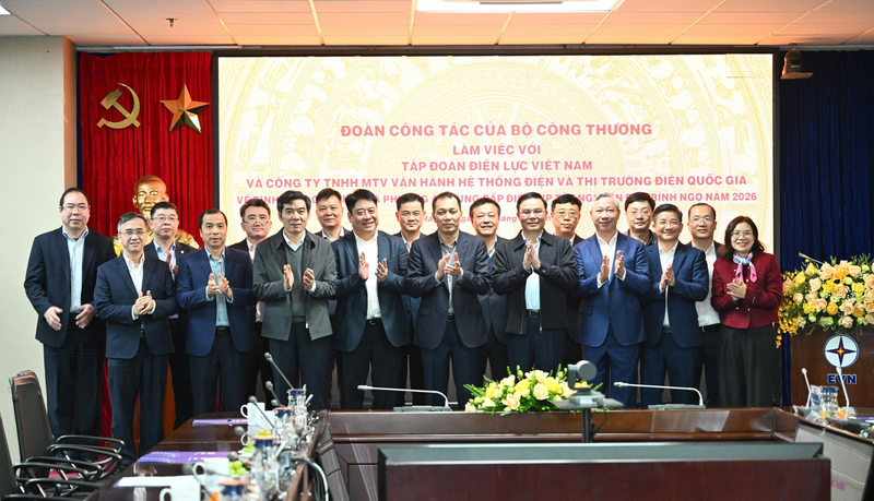 Quyền Bộ trưởng Lê Mạnh Hùng tặng quà động viên cán bộ, người lao động Tập đoàn Điện lực Việt Nam.