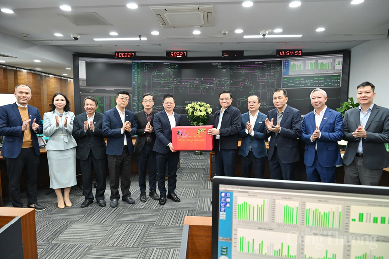 Quyền Bộ trưởng Lê Mạnh Hùng tặng quà động viên cán bộ, người lao động Công ty TNHH MTV Vận hành hệ thống điện quốc gia (NSMO).