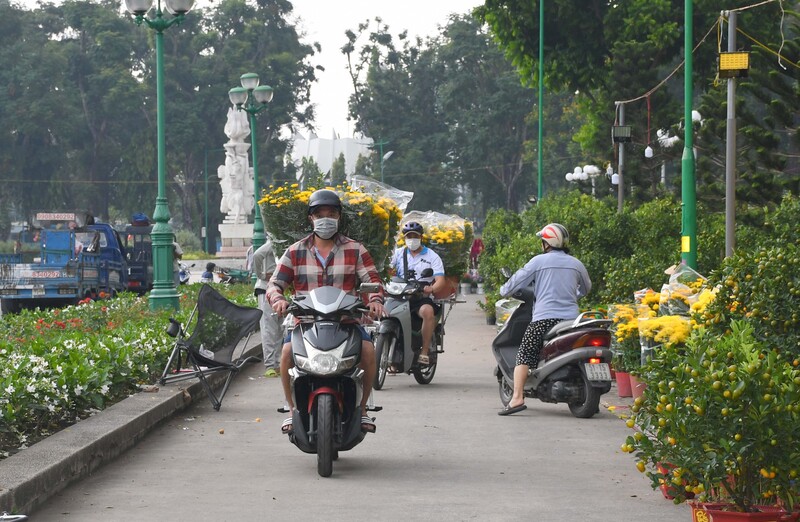 Người dân thành phố chọn mua những chậu cúc vàng với mong muốn may mắn trong năm mới. Ảnh: Thanh Minh.
