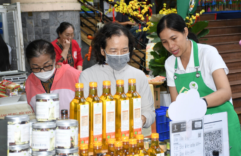 Người tiêu dùng TP. Hồ Chí Minh có cơ hội mua sắm các mặt hàng nông đặc sản vùng miền tại phiên chợ Tết. Ảnh: Minh Khuê.