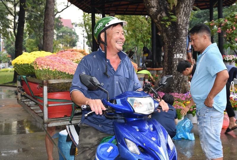 Dịch vụ chở hoa, cây kiểng Tết đắt khách. Ảnh: Thanh Minh.