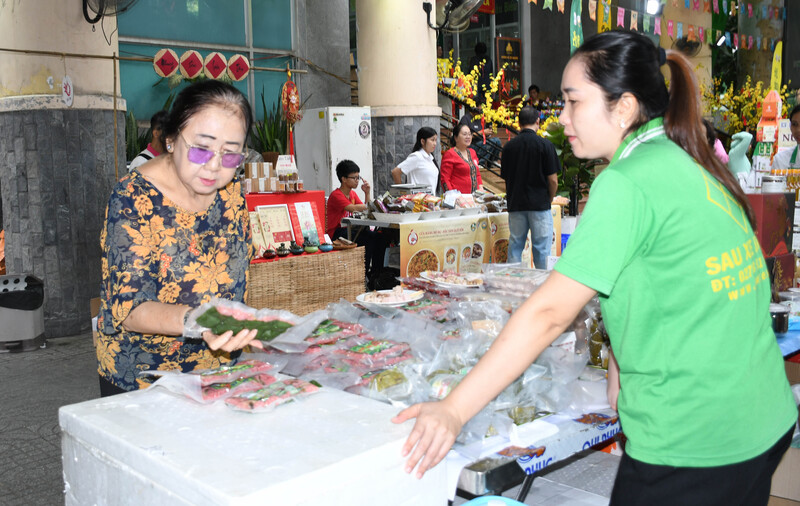 Người tiêu dùng lựa chọn các nông đặc sản tại Phiên chợ Tết xanh. Ảnh: Minh Khuê.