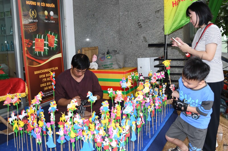 Phiên chợ “Tết xanh - Quà Việt” xuân Bính Ngọ 2026 còn có chương trình và hoạt động trải nghiệm văn hóa dân tộc các vùng miền; khu hoạt động trò chơi gắn kết gia đình và trẻ em (nặn tò he và nghe chuyện xưa qua các hình tượng màu sắc sống động từ tò he). Ảnh: Minh Khuê.