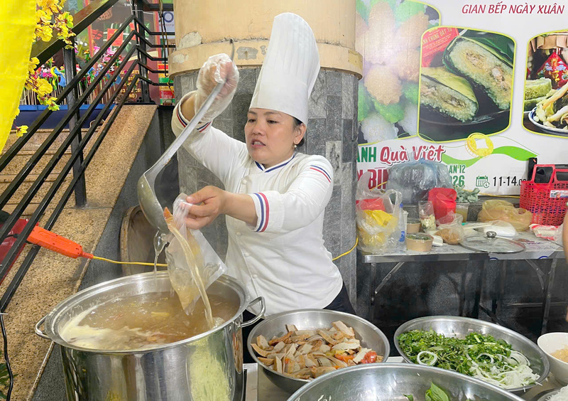 Đầu bếp Ngọc Nghĩa chế biến trực tiếp, từ món mặn đến những món quen thuộc trong mâm cơm ngày xuân. Ảnh: Minh Khuê.