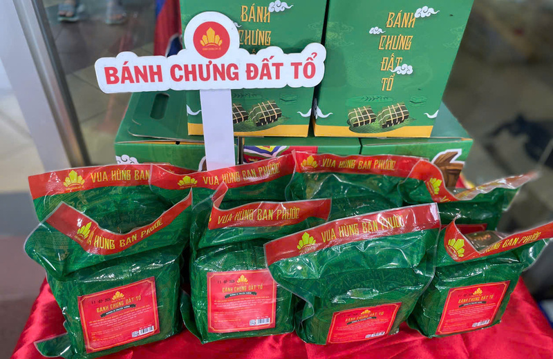 Đa dạng các sản phẩm bánh, mứt mang hương vị ngày Tết tại phiên chợ. Ảnh: Minh Khuê.