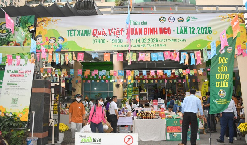 Phiên chợ mở cửa từ 7 giờ đến 19 giờ 30 mỗi ngày, phục vụ nhu cầu mua sắm Tết của người dân thành phố và du khách. Ảnh: Minh Khuê.