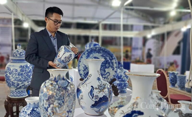 Người dân ngoại thành mua sắm hàng Tết tại Triển lãm các sản phẩm, mẫu thiết kế hàng thủ công mỹ nghệ mới, sáng tạo gắn với các hoạt động phục vụ xuân Bính Ngọ 2026. Ảnh: Nguyễn Hạnh