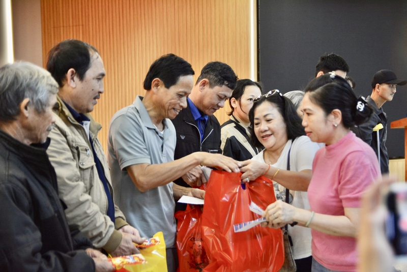 Trao tặng quà Tết cho các bệnh nhân trên “Chuyến xe nghĩa tình”. Ảnh: Ngọc Thảo