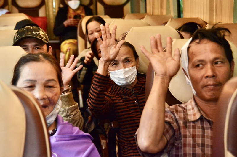 Các bệnh nhân rạng rỡ trên "Chuyến xe nghĩa tình".