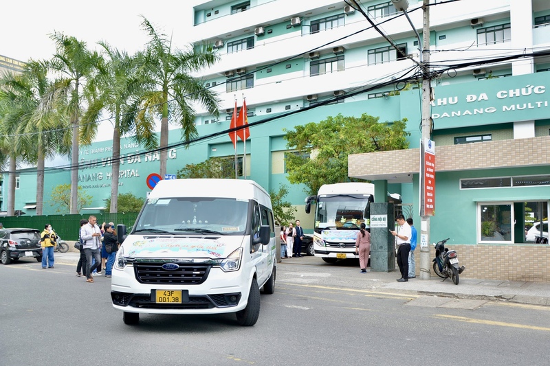 "Chuyến xe nghĩa tình" giúp các bệnh nhân về quê sum vầy cùng gia đình trong tết Cổ truyền dân tộc. Ảnh: Ngọc Thảo