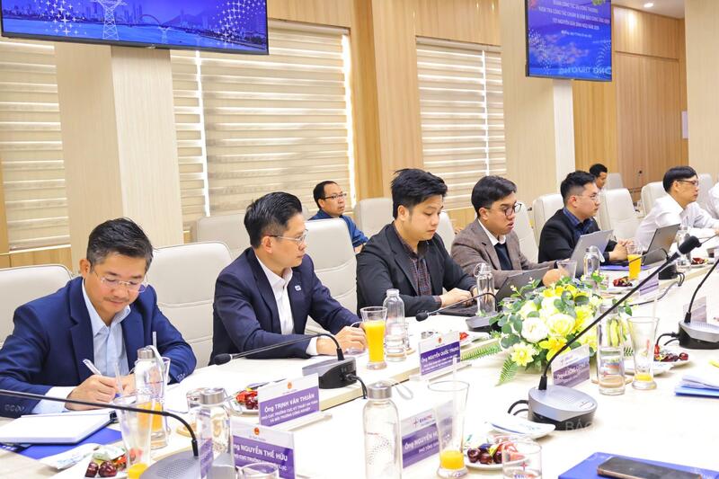 Các đại biểu tham dự buổi làm việc.