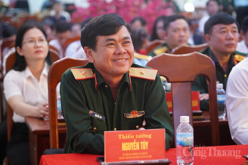 Thiếu tướng Nguyễn Túy, Chỉ huy trưởng Bộ Chỉ huy Quân sự tỉnh Khánh Hòa tại chương trình. Ảnh: Lê Sơn