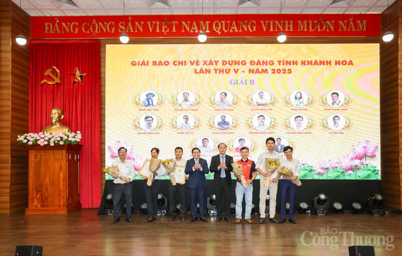 Ban Tổ chức trao chứng nhận và tặng hoa chúc mừng nhóm tác giả đạt giải B. Ảnh: Đặng Tuấn