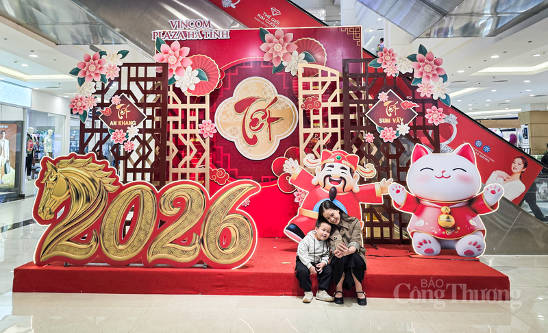 Người dân hào hứng check-in bên không gian Tết tại trung tâm thương mại.