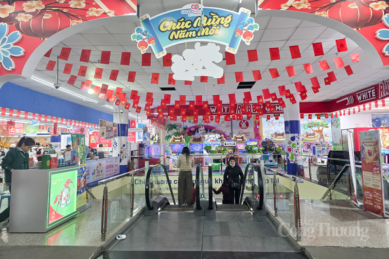 Dạo quanh các trung tâm thương mại lớn như Co.opmart Hà Tĩnh hay Vincom Plaza (VinMart), ấn tượng đầu tiên đối với khách hàng chính là sắc đỏ rực rỡ của các tiểu cảnh trang trí.