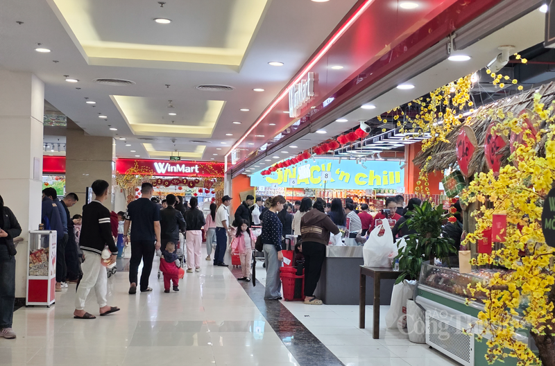 “Tôi đưa vợ và các con tới các siêu thị lớn để sắm Tết vì hàng hóa ở đây đảm bảo nguồn gốc, niêm yết giá rõ ràng và có nhiều chương trình khuyến mãi sâu. Hôm nay tôi chọn mua chủ yếu là giỏ quà biếu và các mặt hàng thực phẩm thiết yếu”, anh Chiến cho hay.