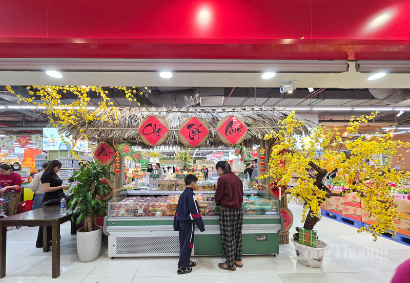 Chị Nguyễn Thị Chinh (phường Thành Sen, Hà Tĩnh) chia sẻ, năm nay các trung tâm thương mại trang trí rất đẹp, tạo không khí Tết rất rõ rệt. “Tôi tranh thủ đi sớm để vừa mua sắm đồ dùng cho gia đình, vừa cho các con chụp hình kỷ niệm”, chị nói.