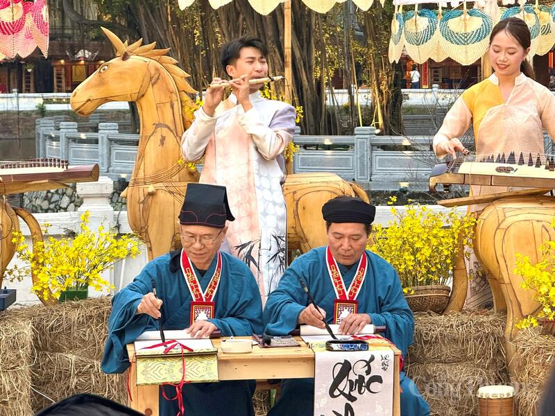 Các ông đồ trình diễn viết chữ tại Lễ khai mạc Hội chữ Xuân Bính Ngọ 2026. Ảnh: Diệu Anh