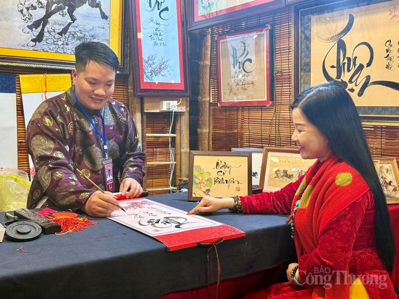 Hội chữ Xuân là một hoạt động thường niên, đã trở thành nét đẹp văn hóa quen thuộc mỗi dịp Tết đến, xuân về tại Văn Miếu - Quốc Tử Giám. Ảnh: Diệu Anh