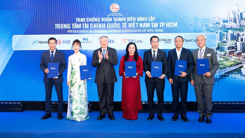 Đại diện SonKim Group vinh dự nhận chứng chỉ thành viên sáng lập tại buổi lễ ra mắt VIFC TP. Hồ Chí Minh.