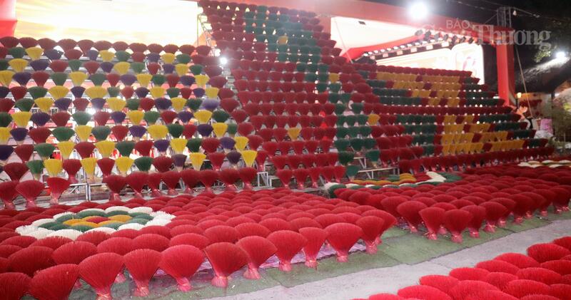 Tăm hương Quảng Phú Cầu rực rỡ dịp cuối năm chờ đón du khách. Ảnh: N.H