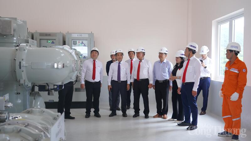 Lãnh đạo EVN và các đại biểu tham quan TBA không người trực tại Đặc khu Côn Đảo