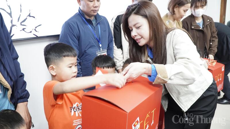 Các đồng chí đoàn viên, thanh niên trao tặng quà cho các bệnh nhi có hoàn cảnh khó khăn.