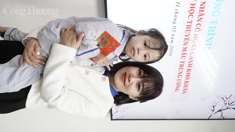 Đồng chí Nguyễn Ngọc Tâm cùng 1 bệnh nhi tại chương trình.