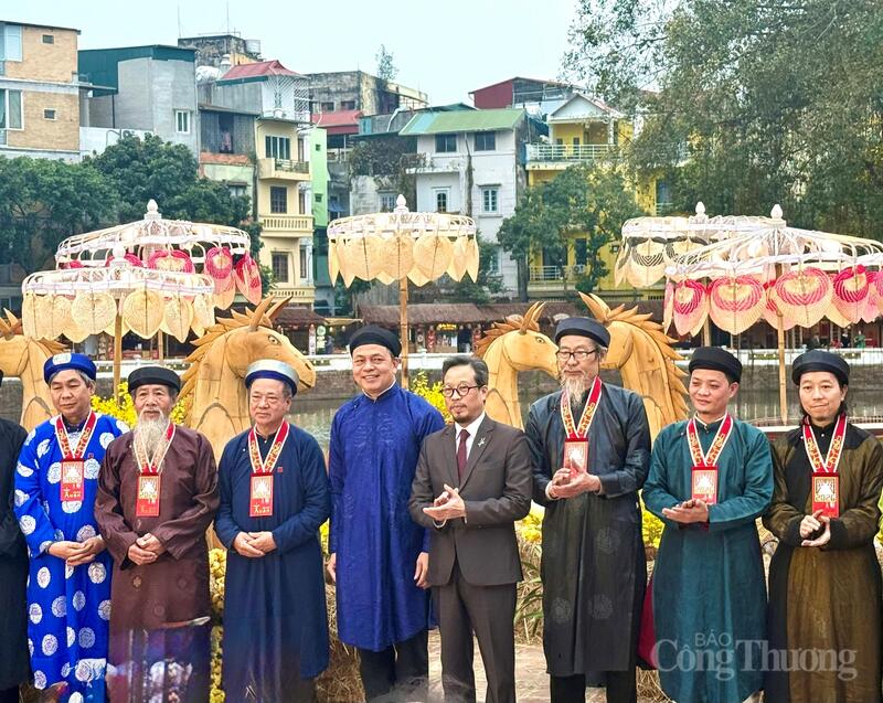 Theo Ban tổ chức, Hội chữ Xuân năm 2026 có 35 người viết chữ. Ảnh: Diệu Anh