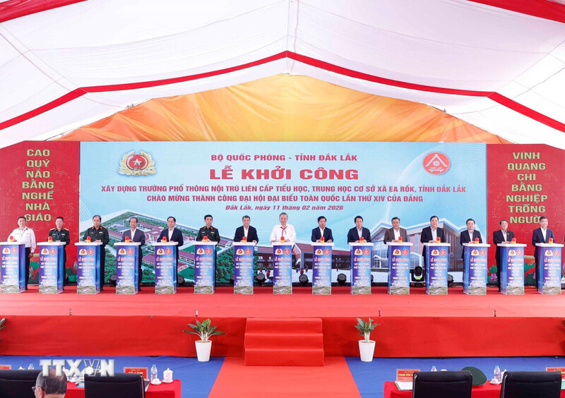 Tổng Bí thư Tô Lâm và các đại biểu bấm nút khởi công xây dựng Trường Phổ thông nội trú liên cấp Tiểu học, Trung học cơ sở xã Ea Rốk. Ảnh: TTX