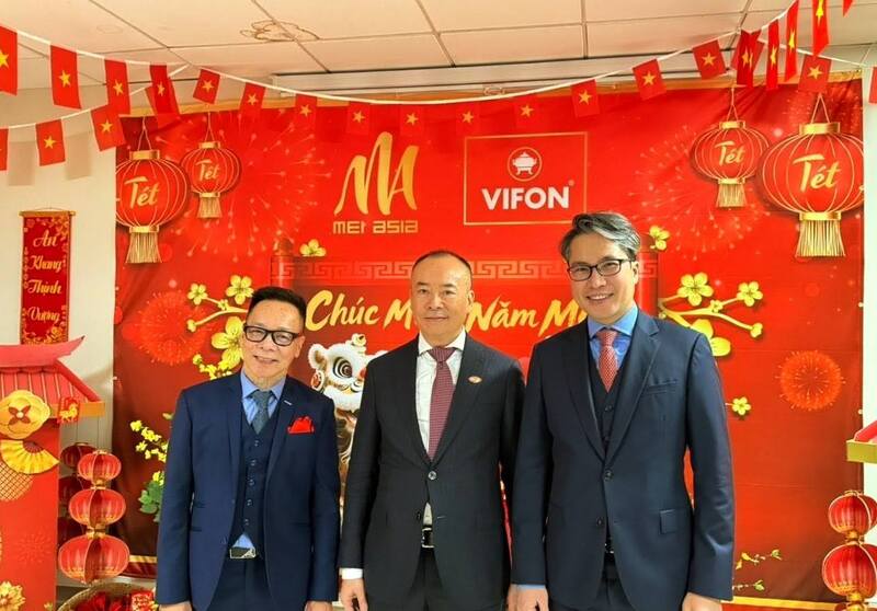 Ông Vũ Anh Sơn, Tham tán thương mại, Thương vụ Việt Nam tại Pháp (bên phải ảnh) cùng các đối tác tại Tuần hàng Việt. Ảnh: Anh Sơn